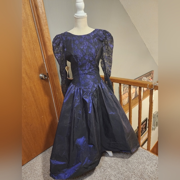 🎈Vintage Purple Tafetta Gown Size unknown measurements are B32 W26 maybe - Picture 1 of 3